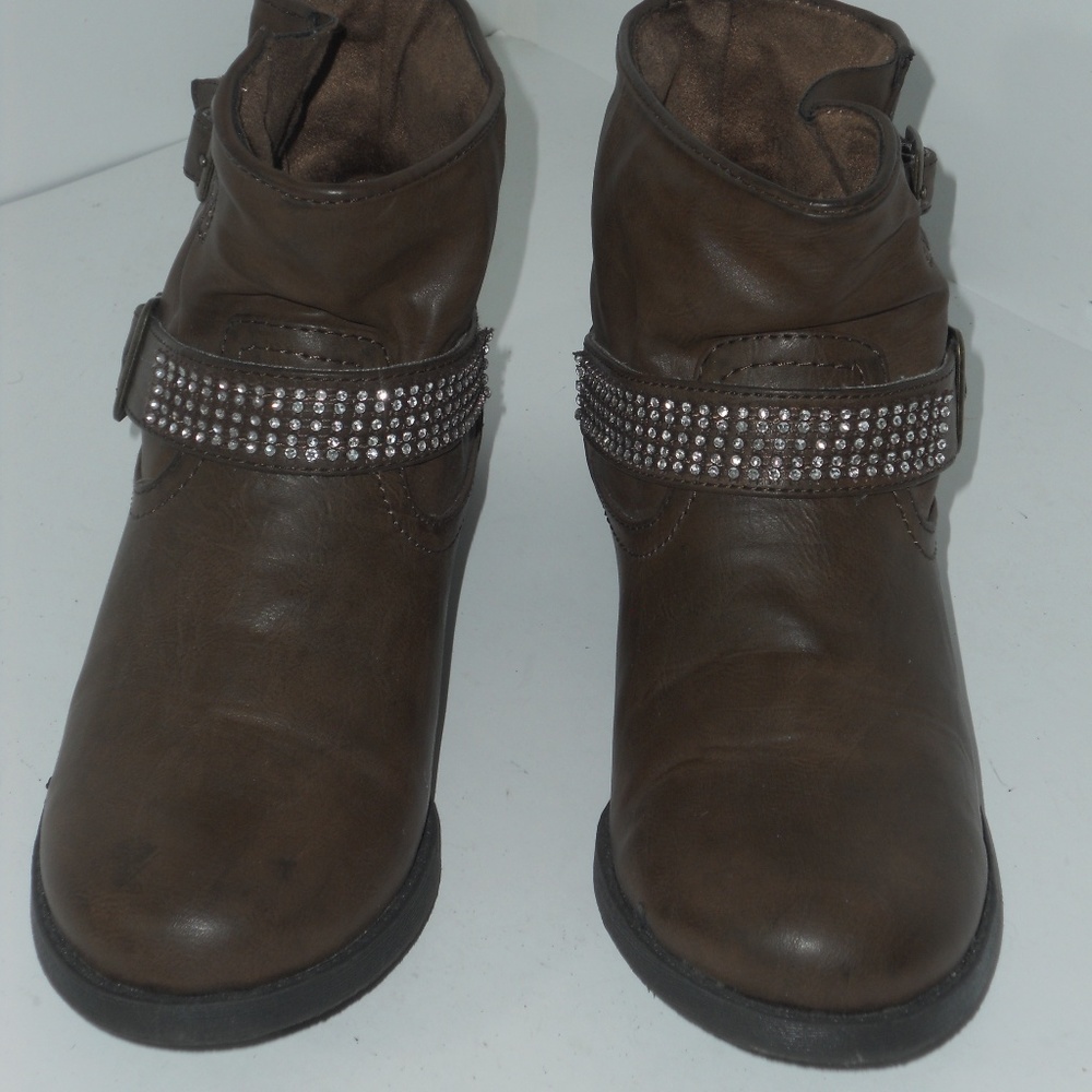 SO BROWN ANKLE BOOTS SIZE 8.5 MEDIUM